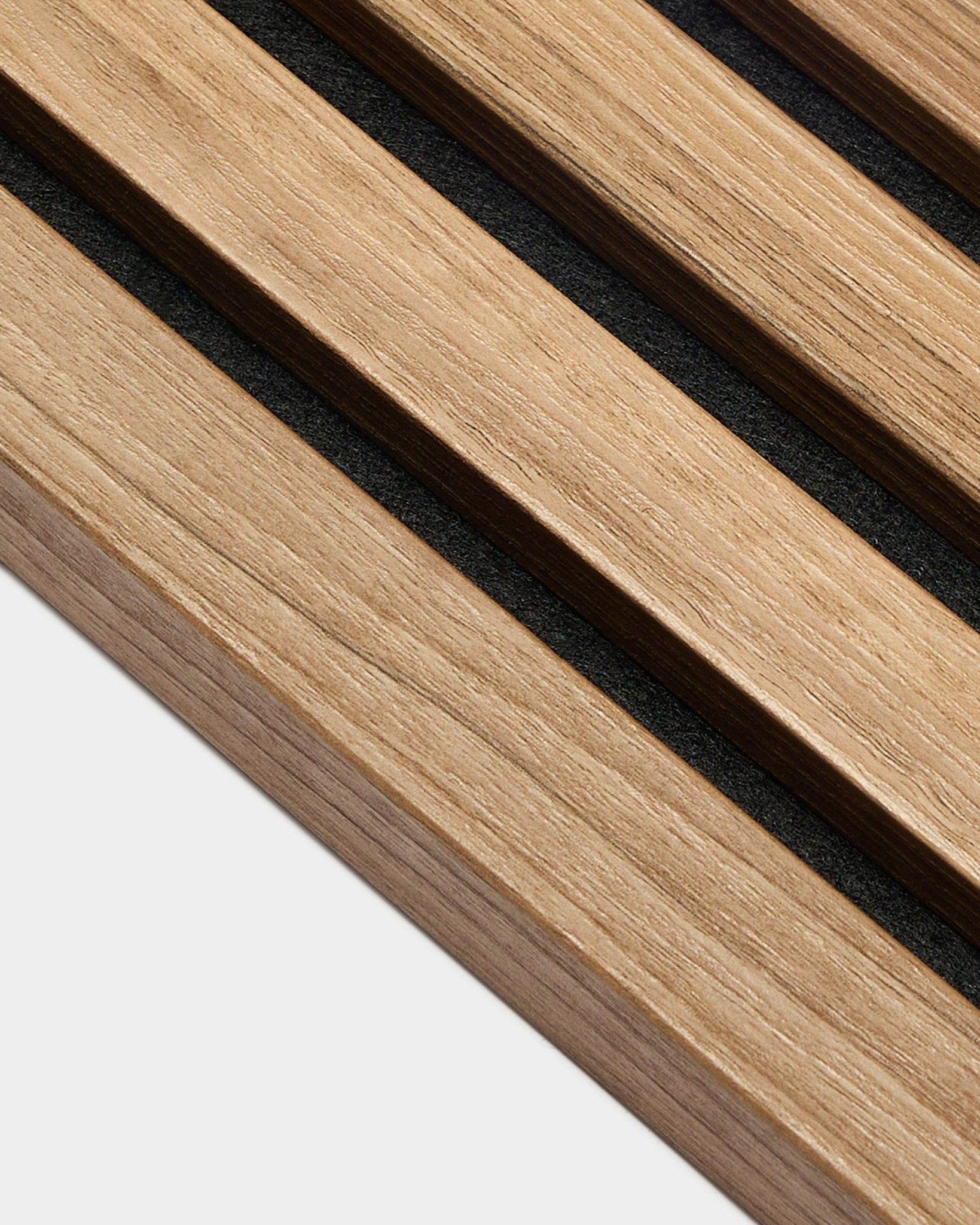 Close-up van WoodUpp End Lamella in English Walnut, 2,2 cm dik, ontworpen voor Akupanel Akoestisch paneel-installaties of als onderdeel van een accentmuur.